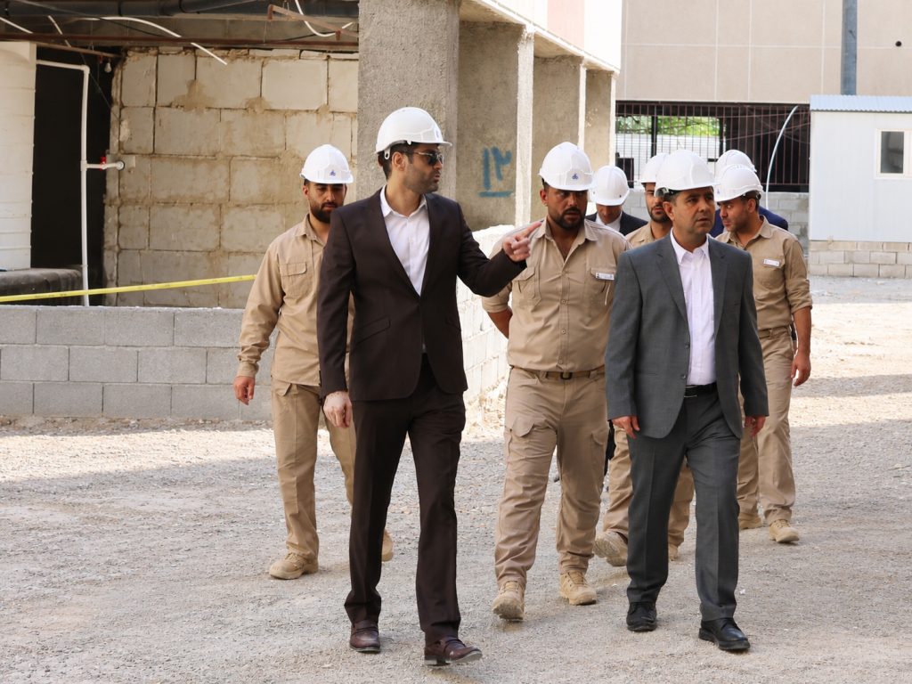 سجاد ذاکری، مدیرعامل شرکت رهگستر نفت، در بازدید از پروژه مسکن ملی شهید سلیمانی واوان، آخرین وضعیت عملیات اجرایی و موانع پیش روی تکمیل بلوک های تحت تعهد این شرکت، جهت تحویل به کارفرما را مورد بررسی قرارداد.
